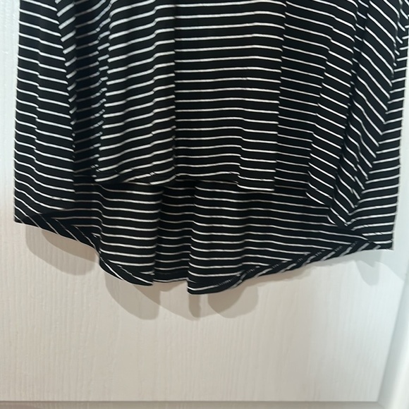W5 sz S black, and white striped Hilow hem sleeveless top - Picture 3 of 6